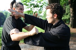 Illustration de la technique Larp (ou Lop) Sao (le bras qui agrippe) en wing chun kung fu, à l'intérieur du coude lors d'une attaque en crochet